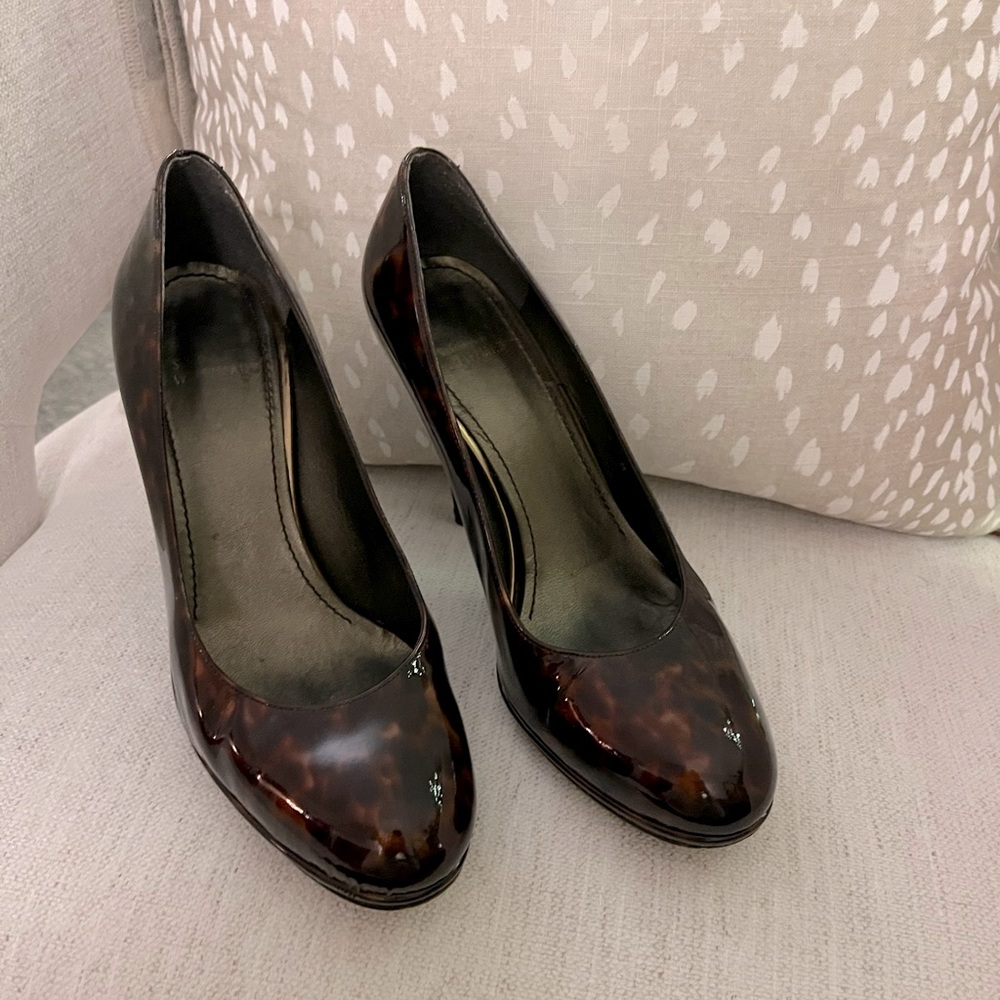 8.5 Stuart Weitzman Tortise Shell Patent Leather … - image 1
